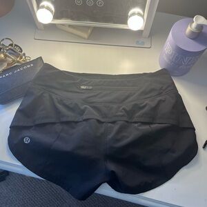 Lululemon speed up low rise shorts 2.5 color:black size:0